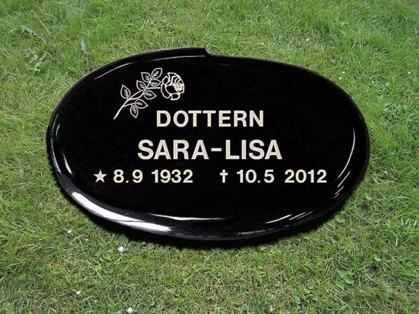 Oval liggande sten, E003 i svart granit.