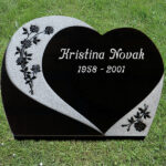 Liggande hjärtformad sten, E065 i svart granit.