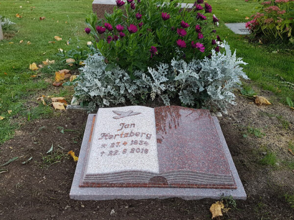 E063 in Indian red granite. Raised, polished engraving with matte-polished details in the decoration. Right-hand side polished for future engraving of names.