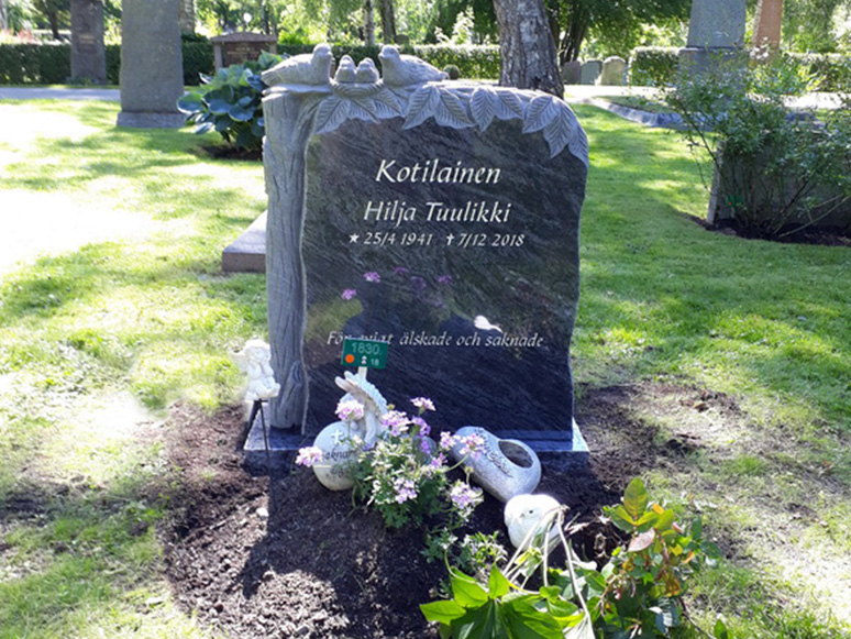E066 i indisk blågrå granit och anpassad i storlek. Gravyren är försänkt målad antikvit.