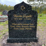 E079 i polerad gröngrå granit. Försänkt förgylld gravyr.