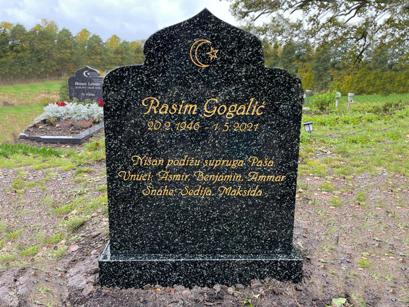 E079 i polerad gröngrå granit. Försänkt förgylld gravyr.
