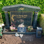 E053 i polerad gröngrå granit. Förgyllda detaljer och blomlist i egna mått.