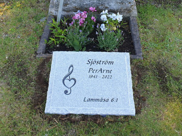 E086 i finslipad ljusgrå granit, gravyren är försänkt svartmålad.