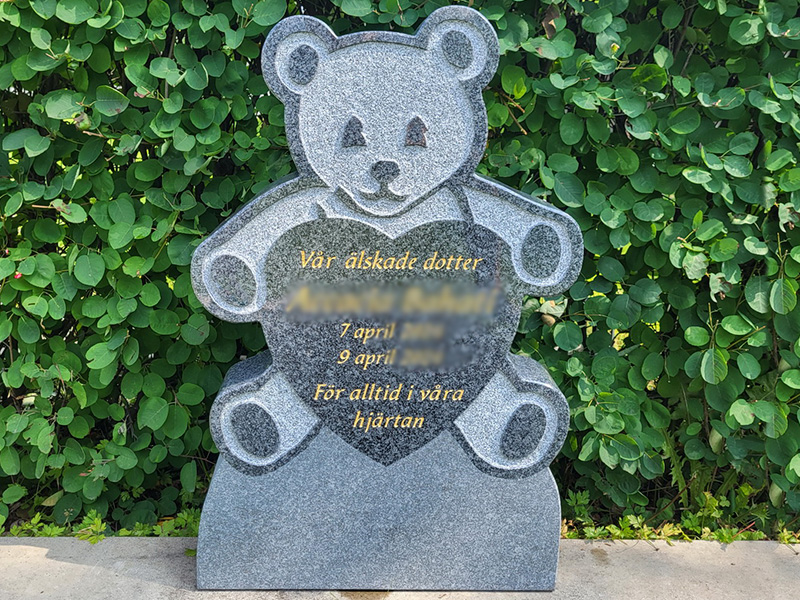 E050 i mörkgrå granit monterad på befintlig balk. Gravyren är försänkt och förgylld.