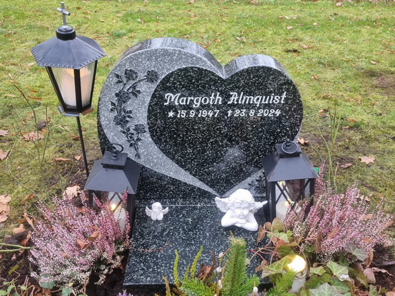 E070 i gröngrå granit. Polerad vasplatta, gravyr försänkt målad antikvit.