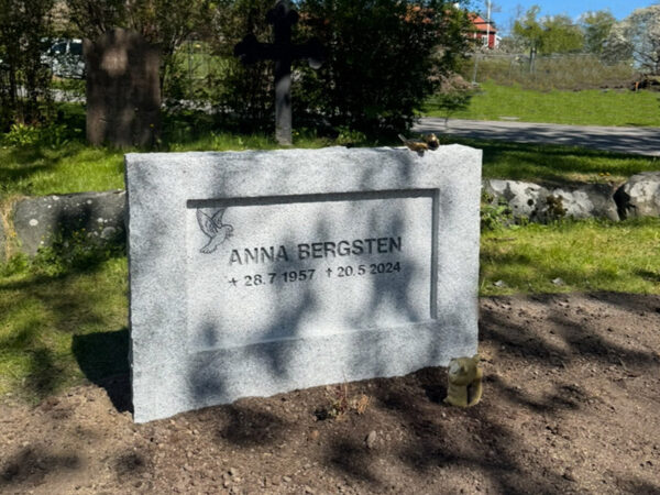 E074 in light grey granite with deep sandblasted inscription. Bronze sparrows placed on top.