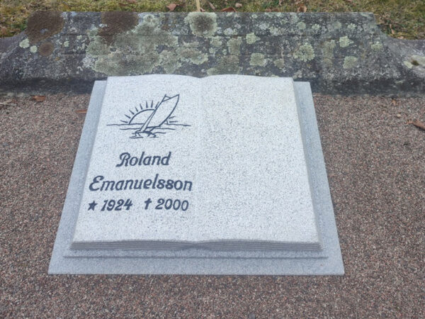 E063 in fine-hammered light gray granite. Recessed, black-painted engraving and space for future text on the right-hand side.