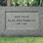 Stående bred sten, E074 i mörkgrå granit.