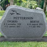 Stor bred stående sten, E085 i mörkgrå granit.
