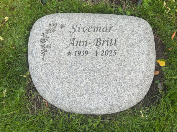 EN115 in flamed grey Bohus granite. Deep-sandblasted engraving in a custom typeface.