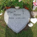 EN113 i flammad grå Bohusgranit och råarbetad kant och sidor. Gravyren djupblästrad med stenglans.