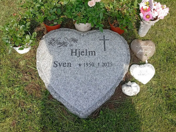 EN113 i flammad grå Bohusgranit och råarbetad kant och sidor. Gravyren djupblästrad med stenglans.