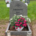 EN101 i finslipad grå Bohusgranit och anpassade mått. Mattslipad blomlist, text och egen dekor försänkt svartmålad.