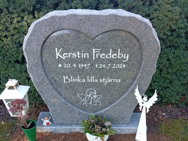 EN104 in grey Bohus granite. Polished heart with recessed, antique white engraving in a custom typeface.