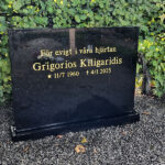 EN110 in fully polished black diabase. Recessed gilded engraving.