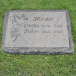 Klassisk liggande gravsten EN086 i grå Bohusgranit från Sverige.