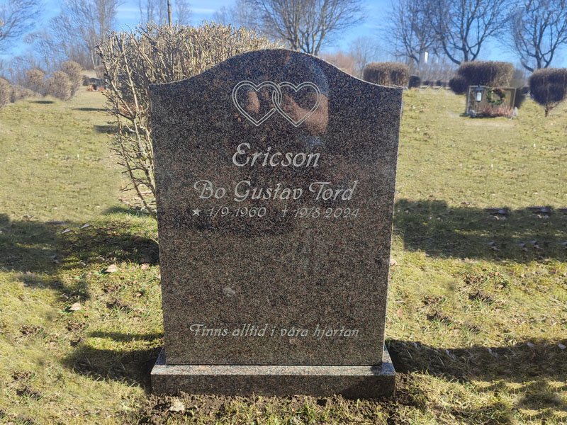 EN009 i polerad violett granit. Försänkt silvermålad gravyr.